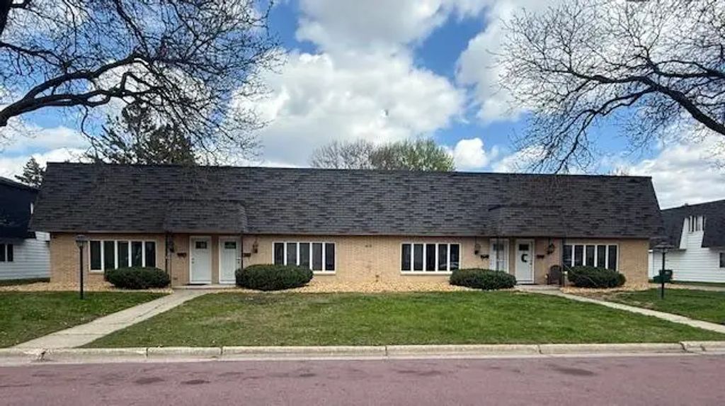 412 Holly Lane, Mankato
