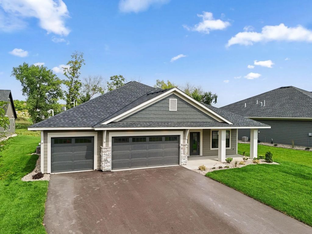 1954 Woods Point, Waconia