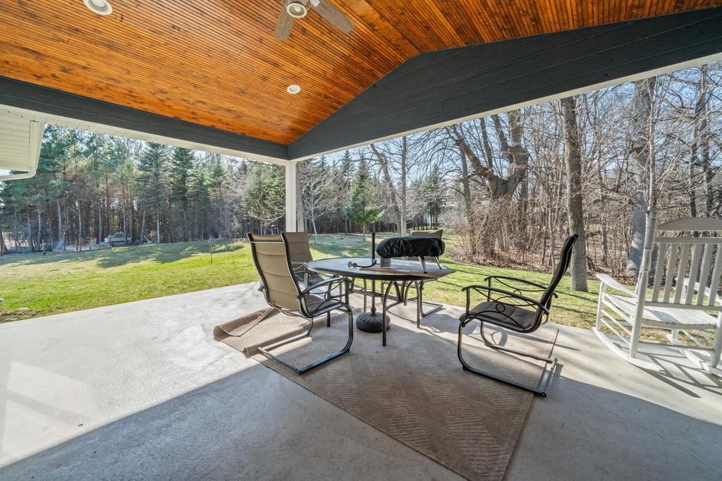 5201 Colonial Court Ne, Alexandria