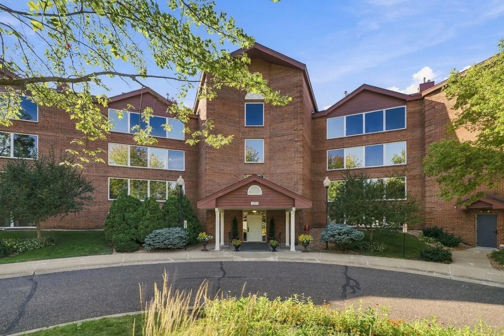 1021 Sibley Memorial Highway 404, Lilydale