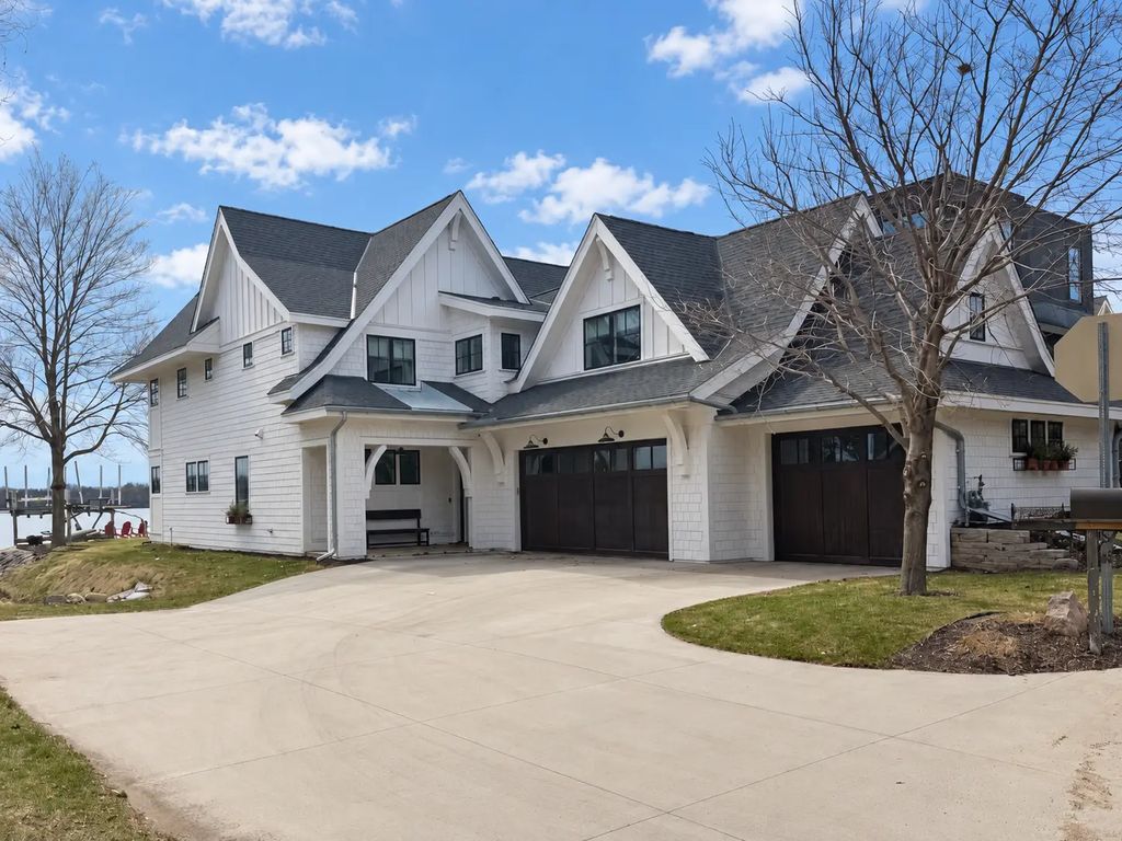 365 Lakeview Avenue, Tonka Bay