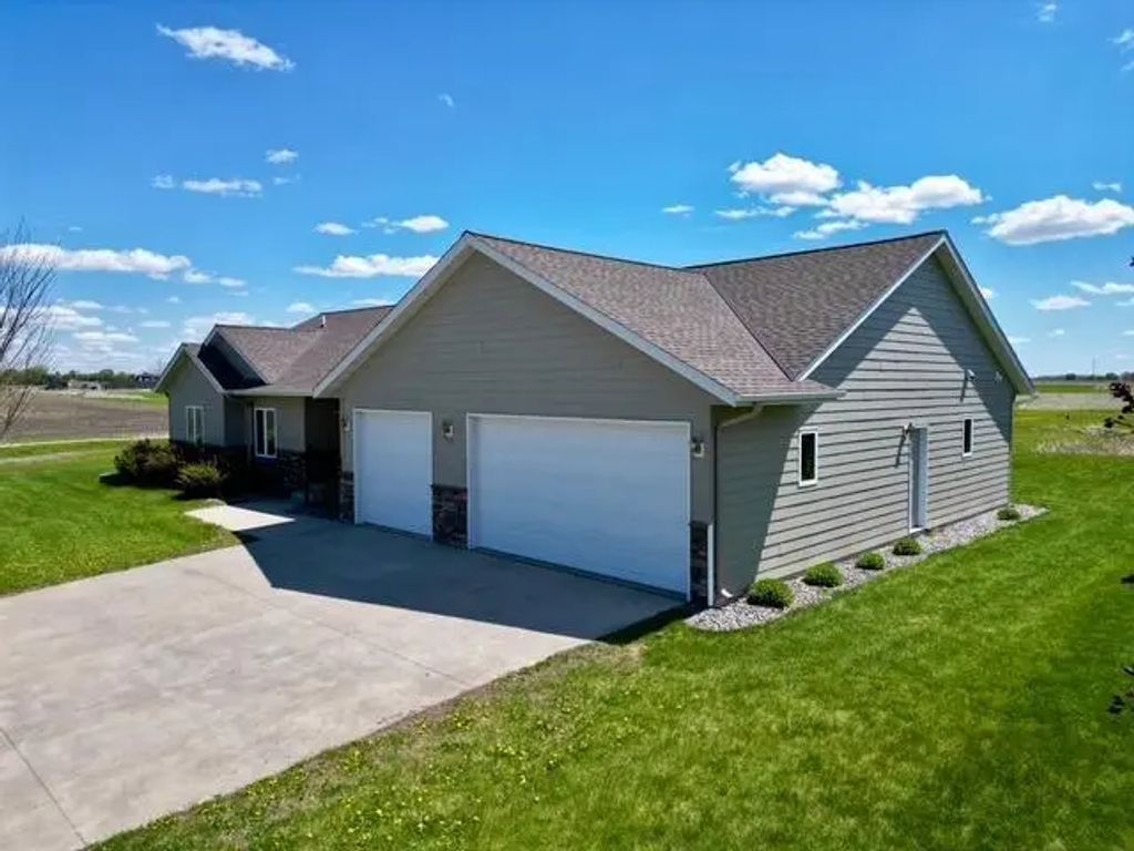906 Sunrise Boulevard, Redwood Falls