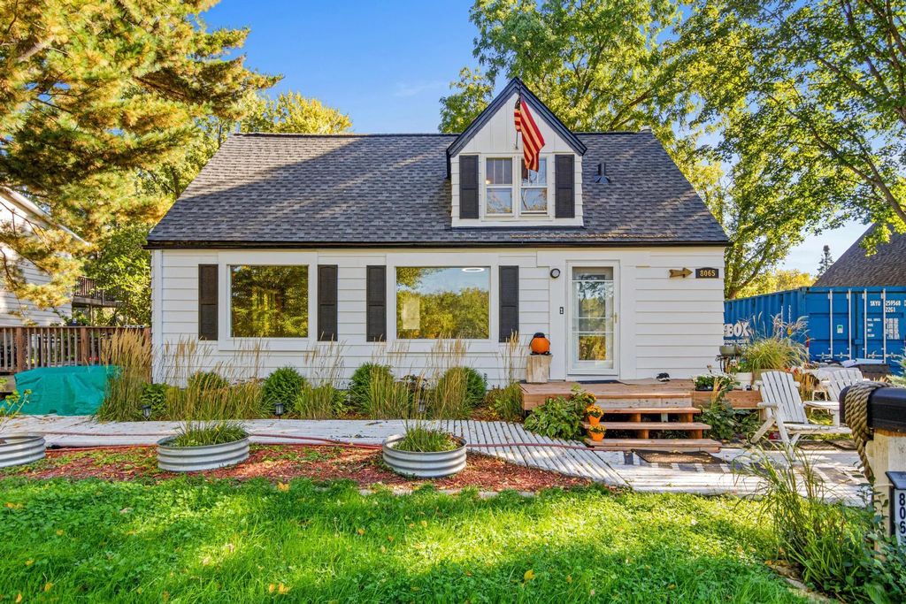 8065 Riverview Terrace Ne, Fridley