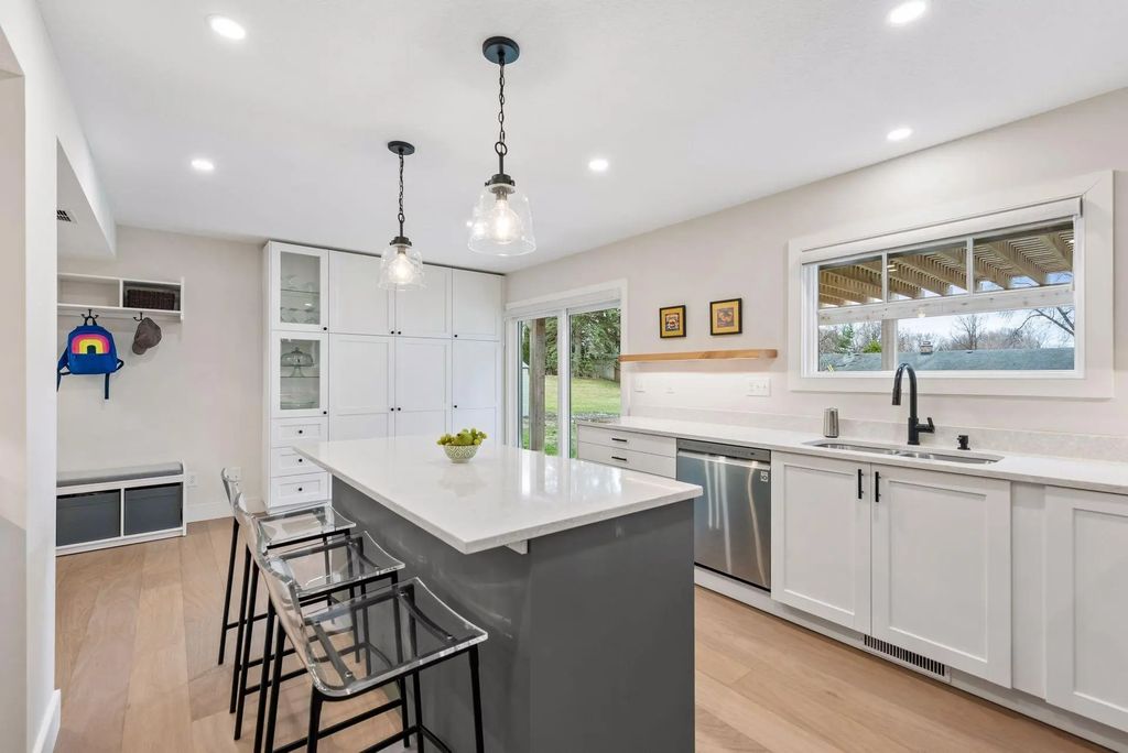 4921 Trillium Lane, Edina