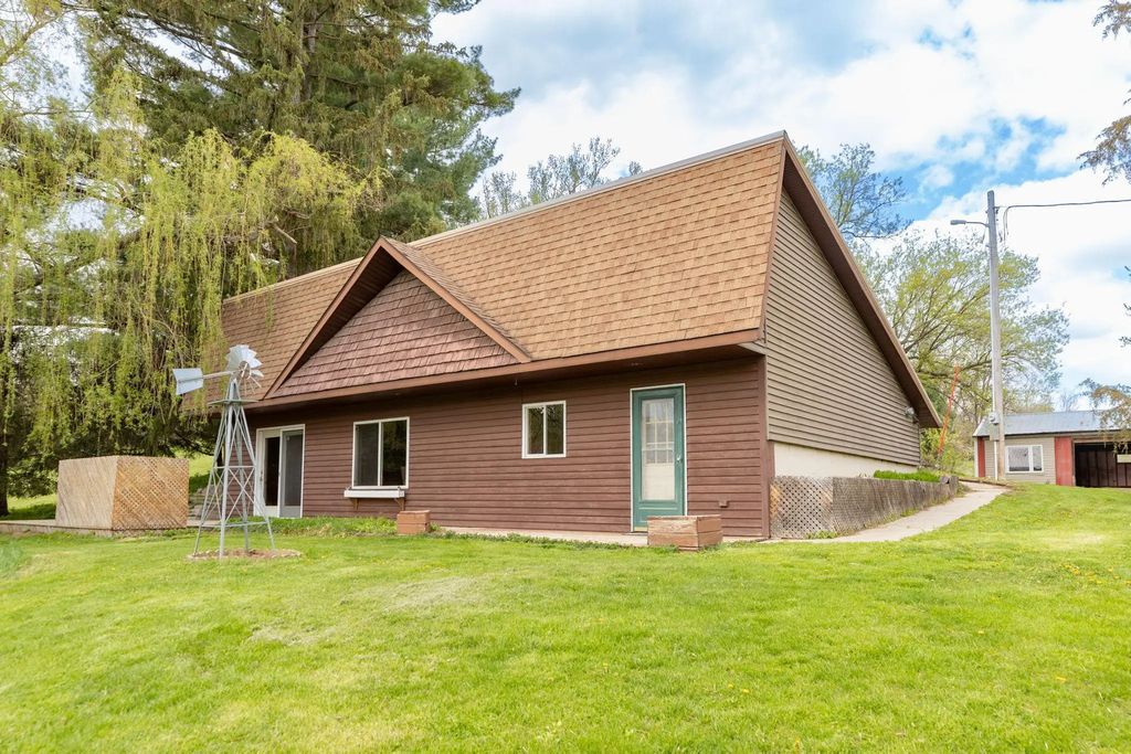33704 County 25 N, Peterson