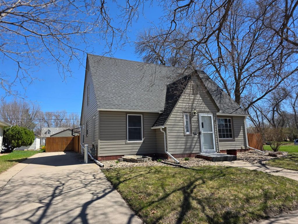 617 S Hiawatha Avenue, Pipestone