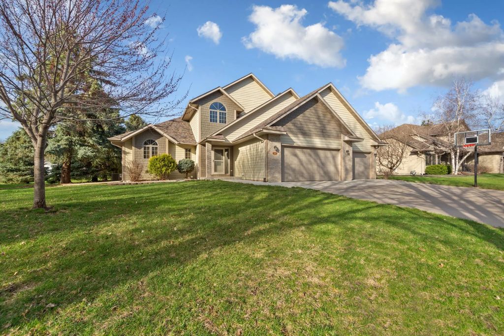 1526 Castle Drive, North Mankato