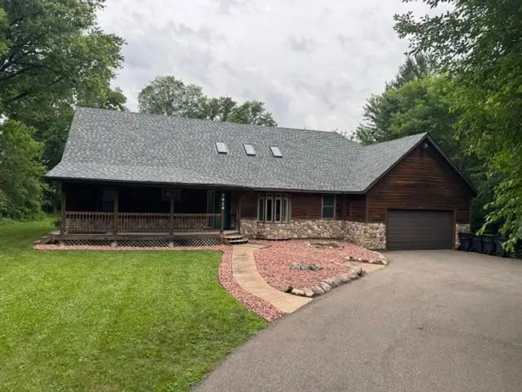 9934 Maple Avenue, Bloomington