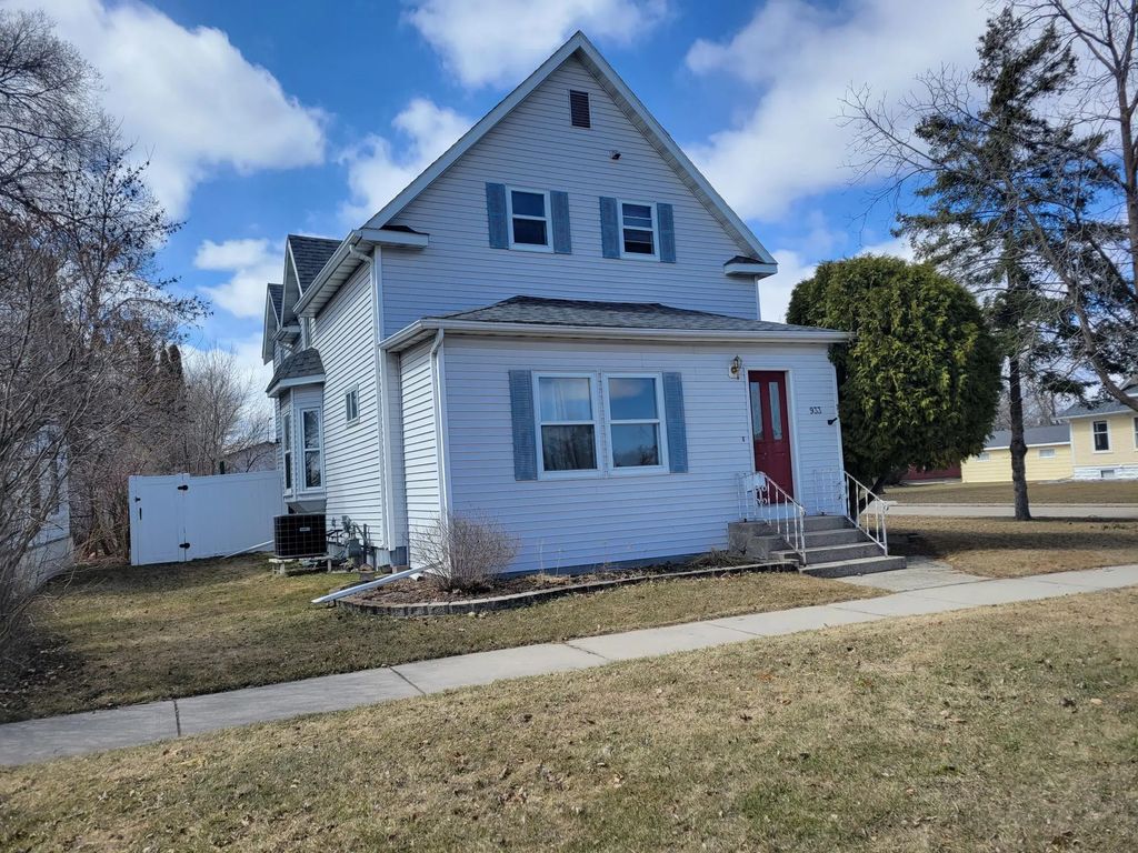 933 Labree Avenue N, Thief River Falls