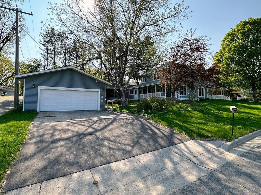 201 W Main Street W, Vergas