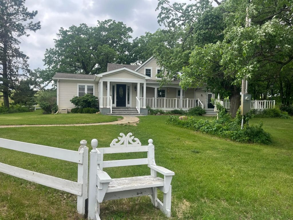 19648 County Highway 57, Vining