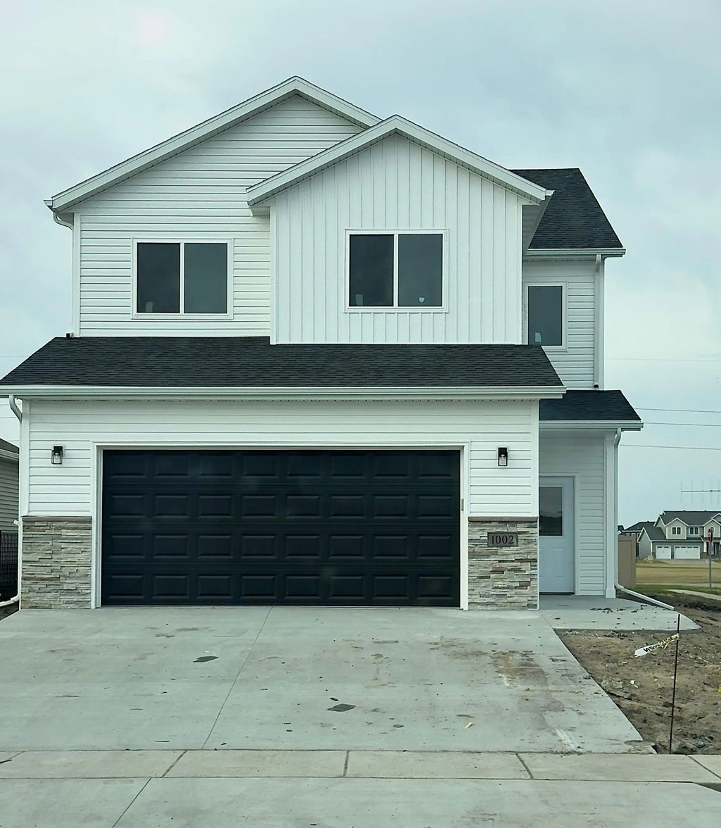 1002 Albert Drive W, West Fargo