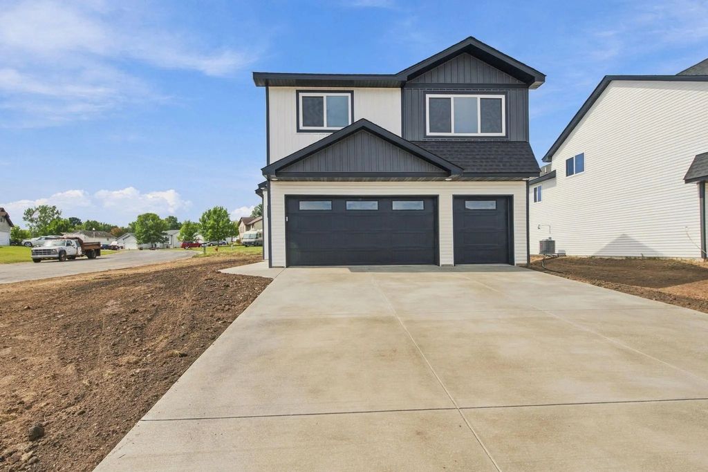 415 Bluebird Street, Mora