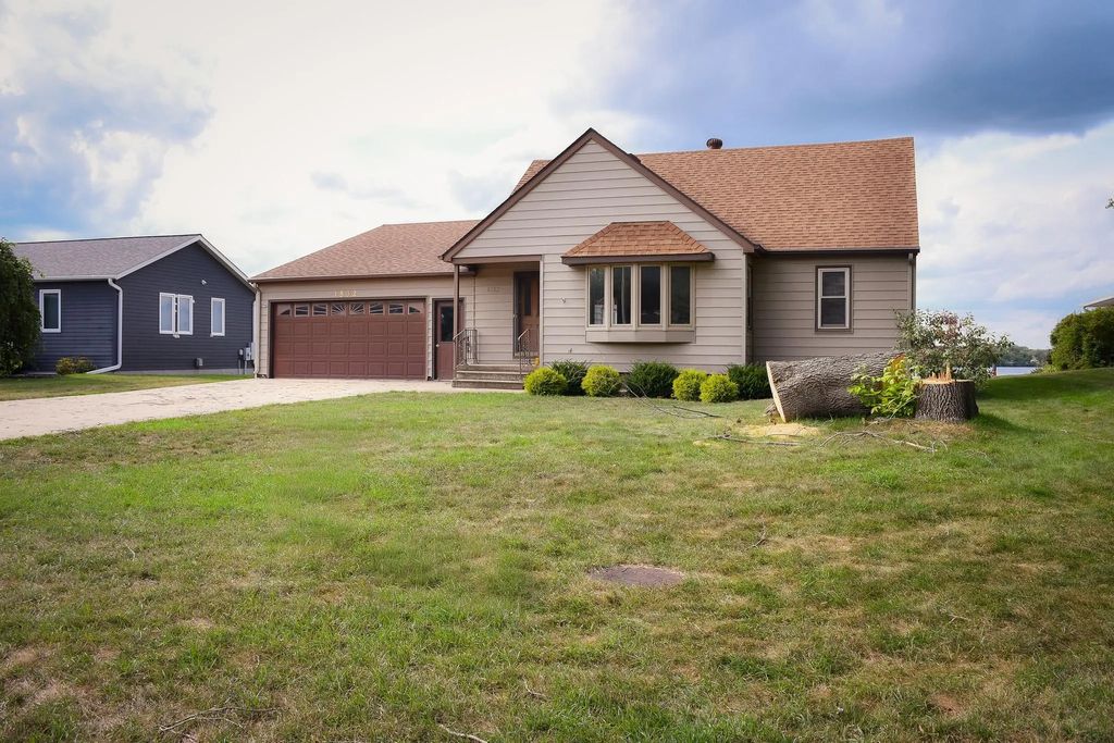 1532 S Shore Drive, Worthington