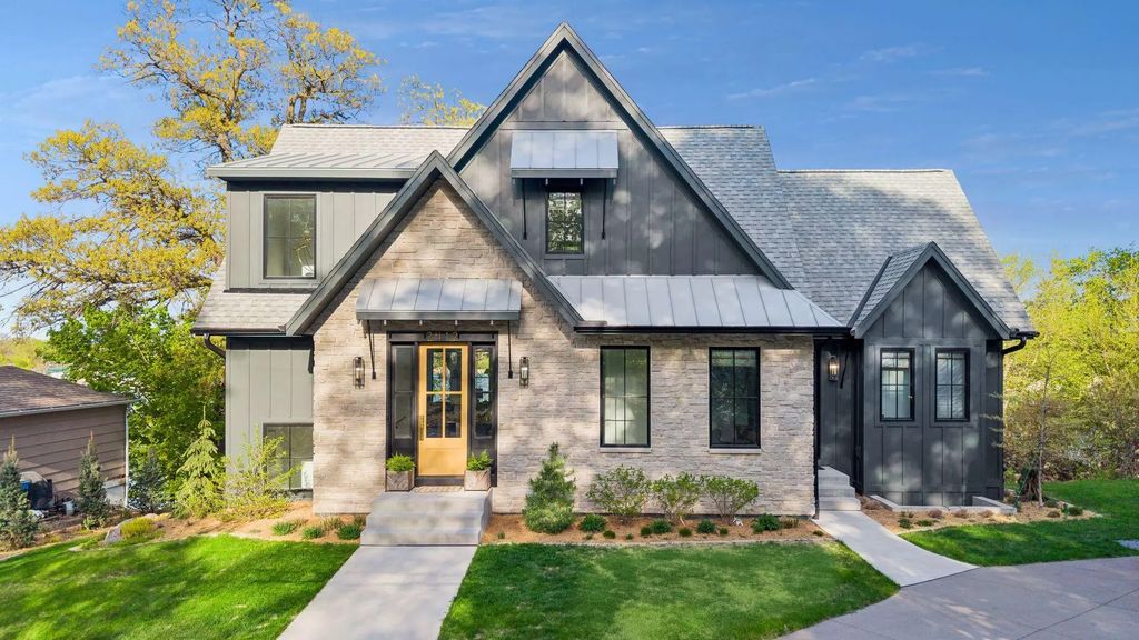 2412 Avon Drive, Mound