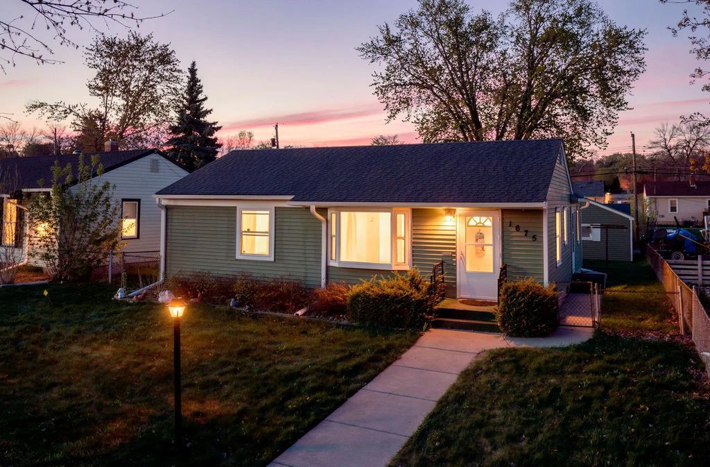 1675 Iowa Avenue E, Saint Paul