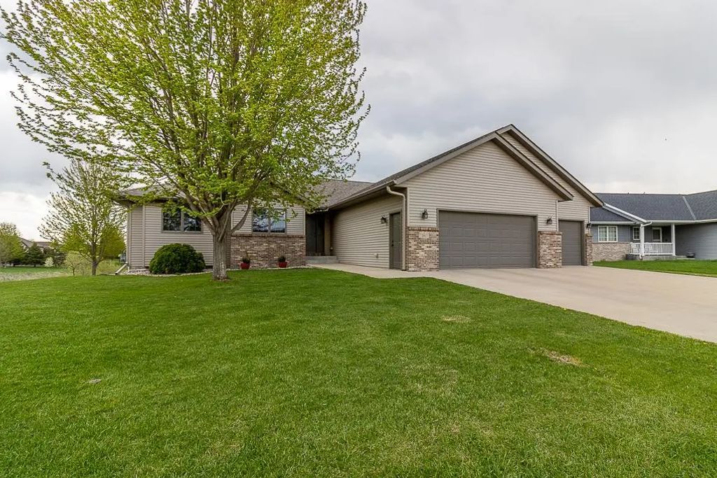 201 Pebble Creek Drive, Mankato