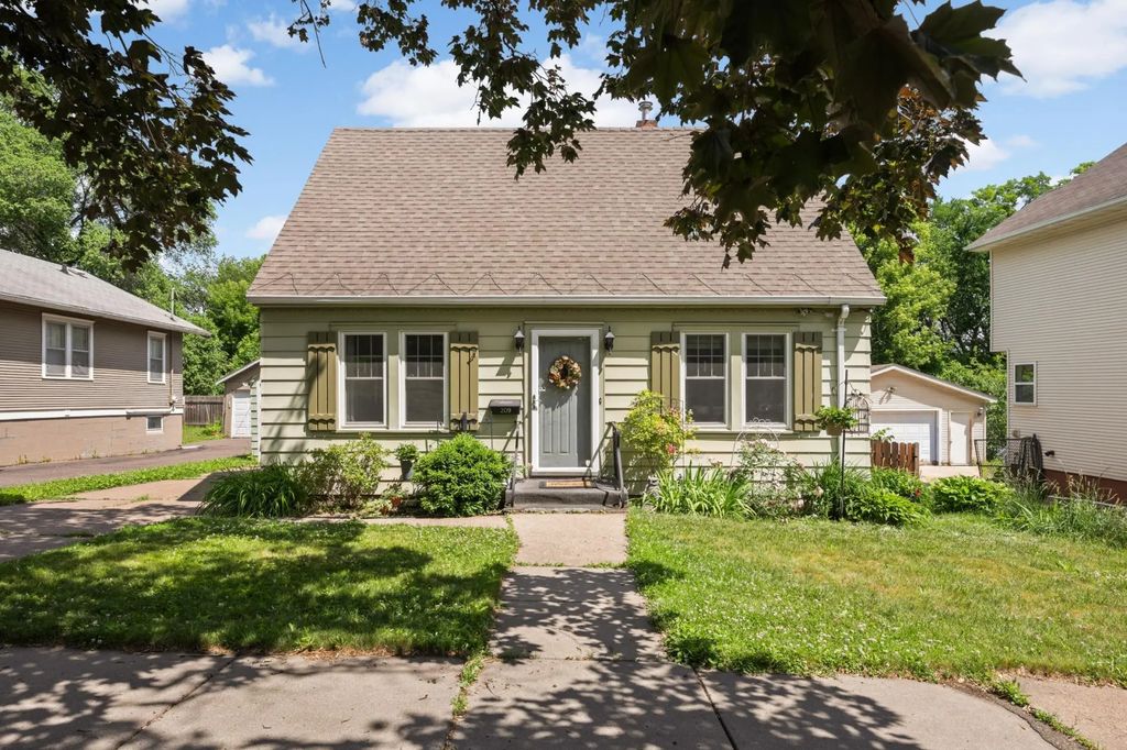 209 Robie Street W, Saint Paul