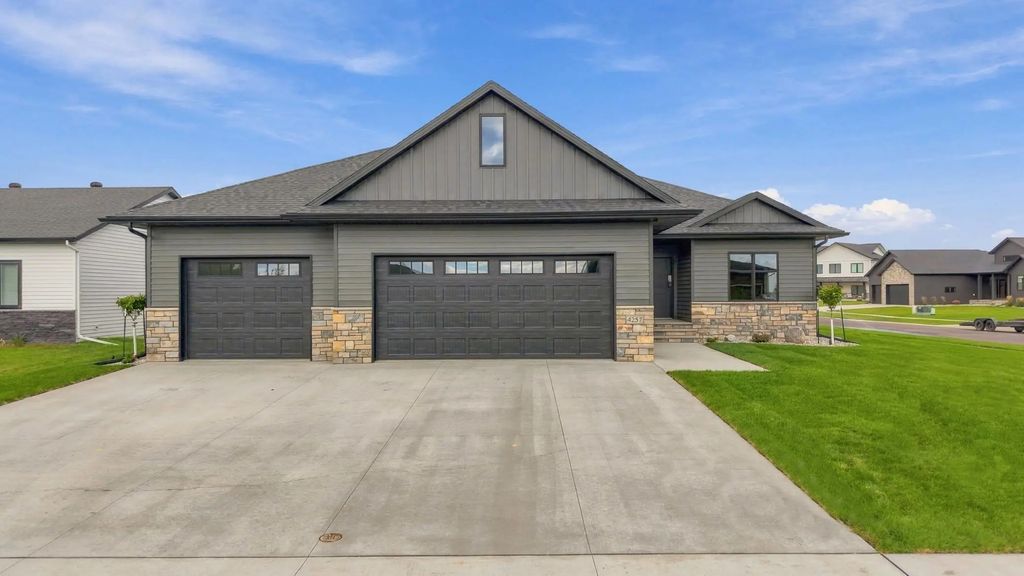 4257 Pine Parkway S, Fargo