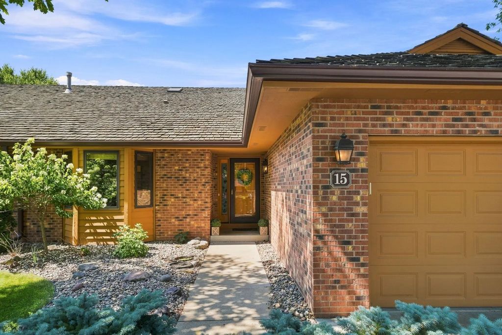 15 Anemone Circle, North Oaks