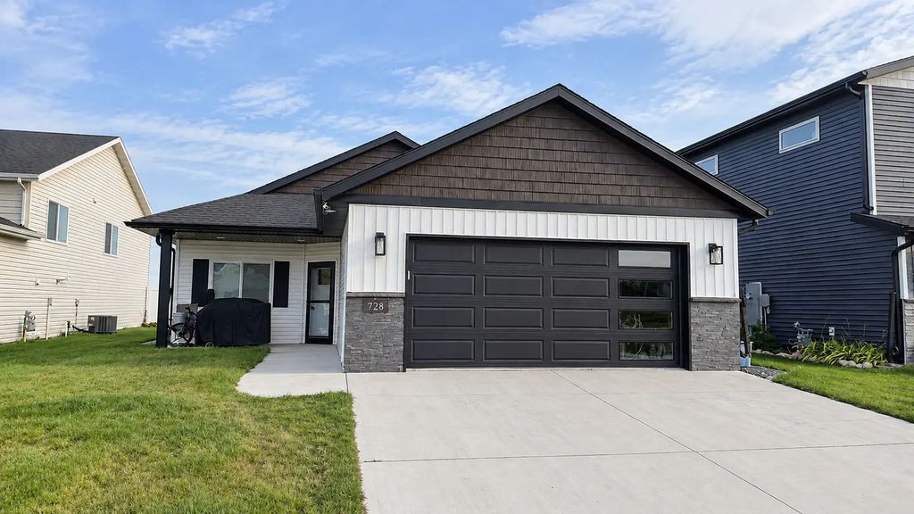 728 1st Avenue, Horace