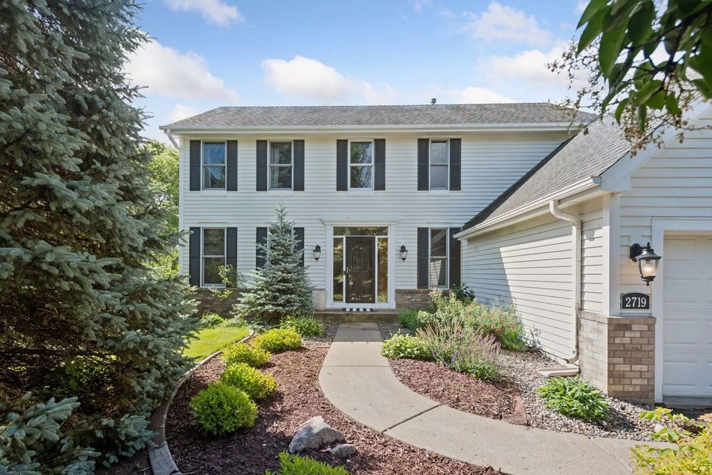 2719 Longacres Drive, Chanhassen