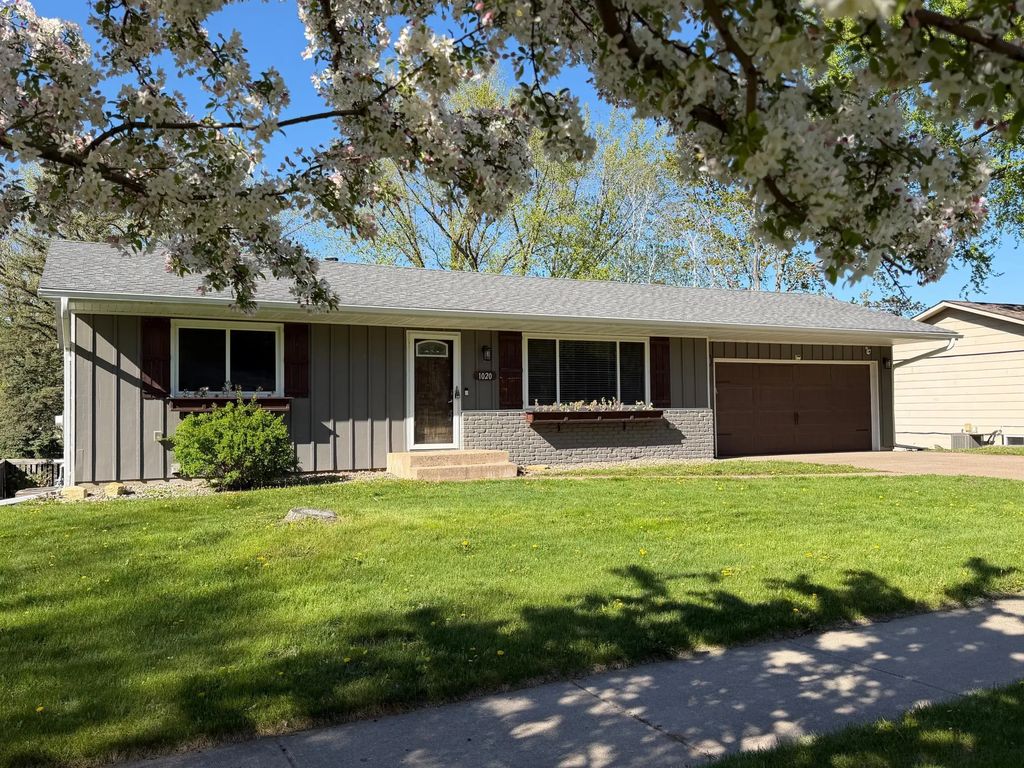 1020 Pioneer Road, Red Wing
