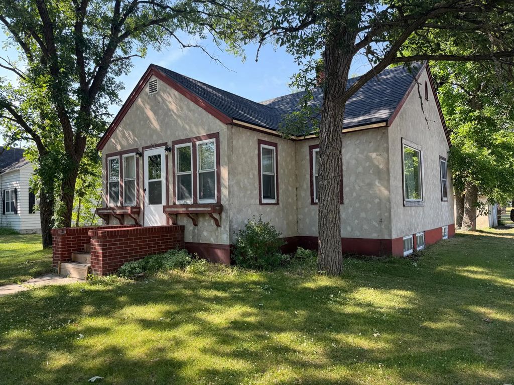513 Lake Street Ne, Warroad
