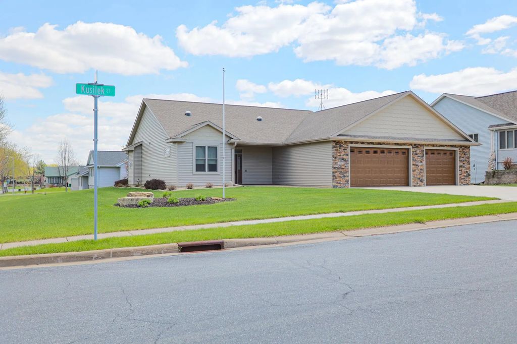 298 Kusilek Street, River Falls