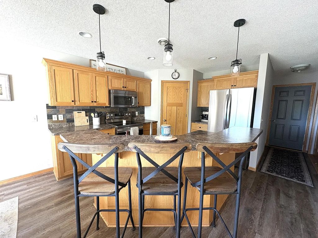 19595 Prairieview Drive, Rogers