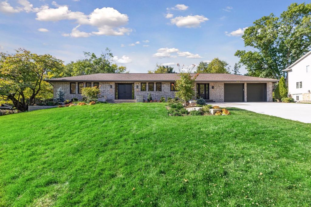 5708 Camelback Drive, Edina