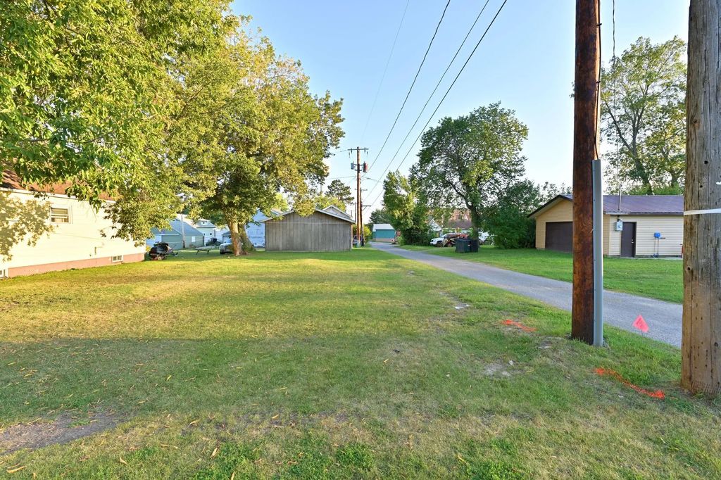 221 2nd Avenue, Calumet