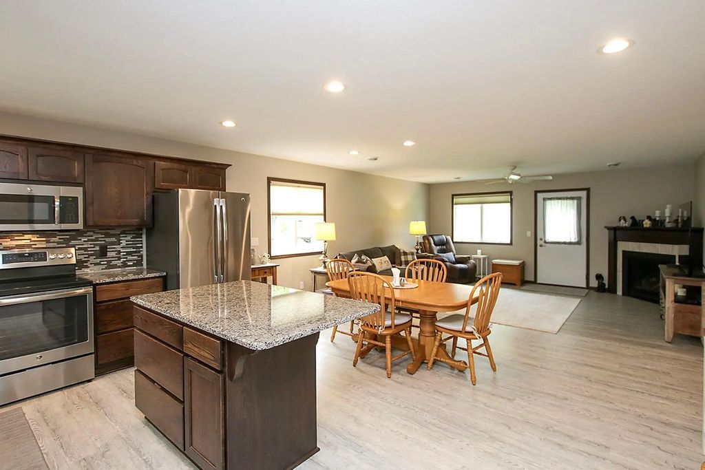 1367 Heritage Avenue Nw, Hutchinson