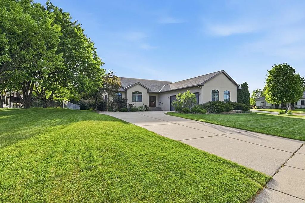 11 Moon Circle, Saint Cloud