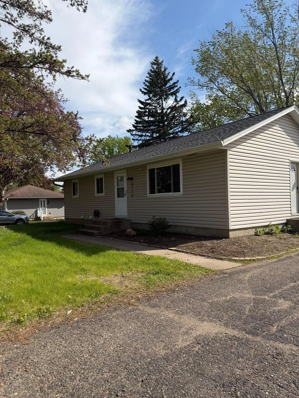 6710 169th Street W, Farmington