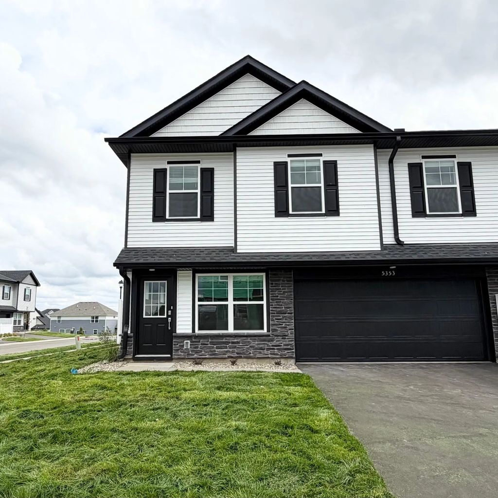 5353 Long Pointe Pass, Woodbury
