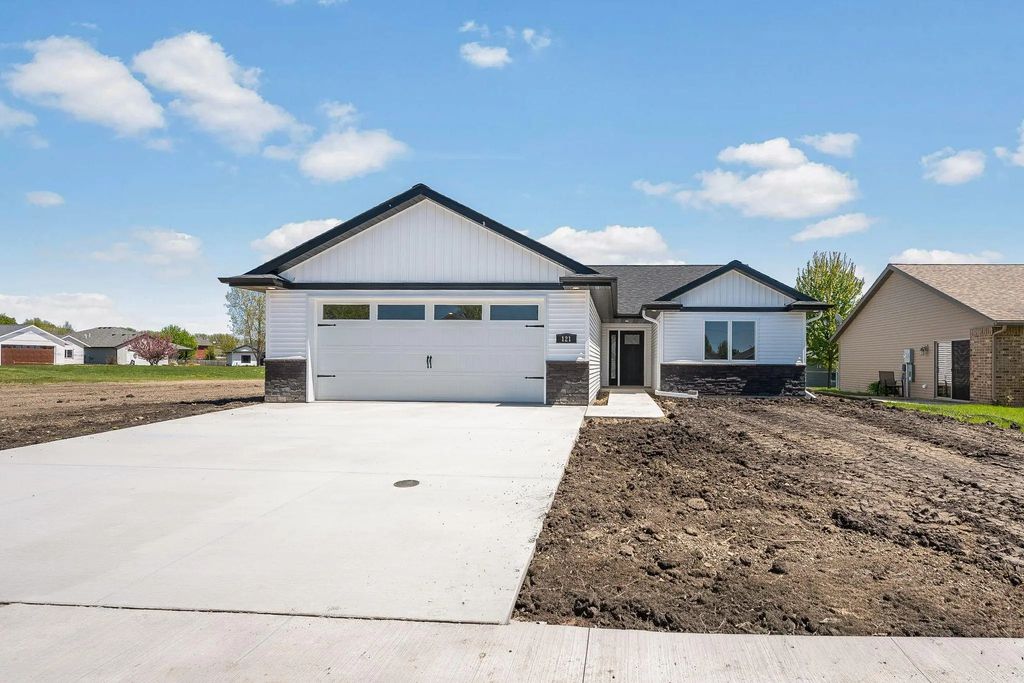 121 Copper Village Circle, Mankato