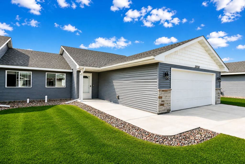 38768 Maple Court, North Branch