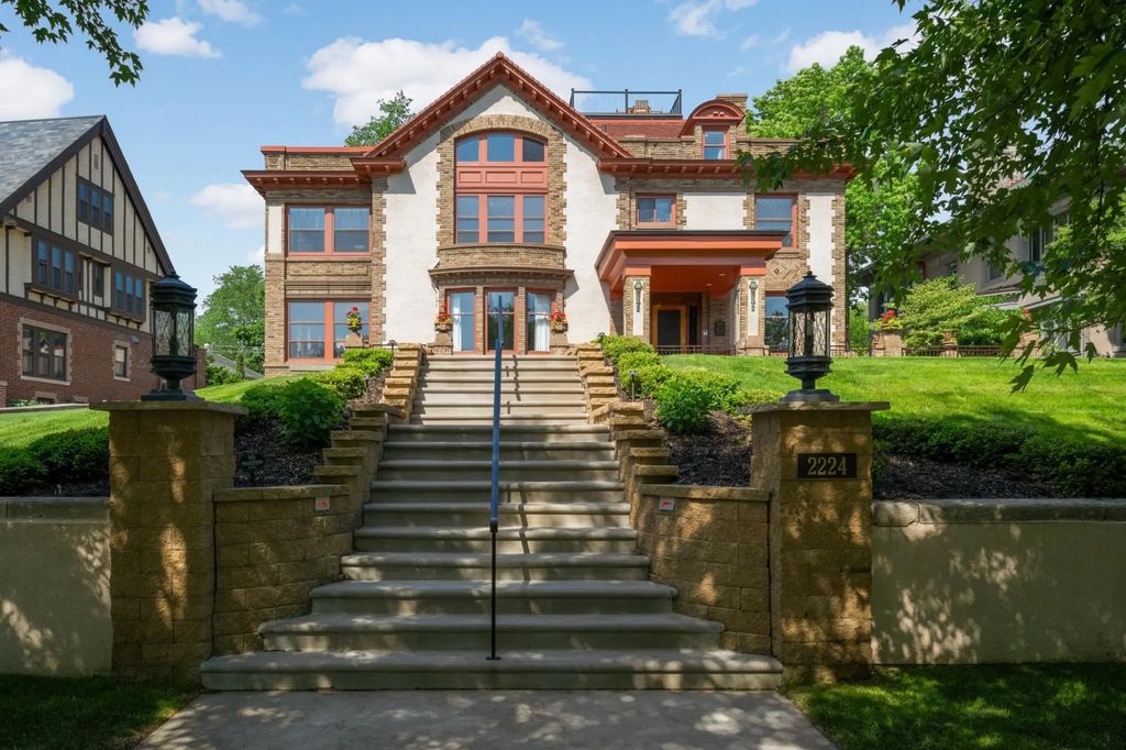 2224 W Lake Of The Isles Parkway, Minneapolis