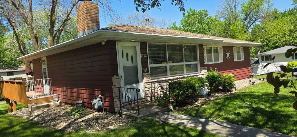 1702 Frank Hall Drive, Albert Lea