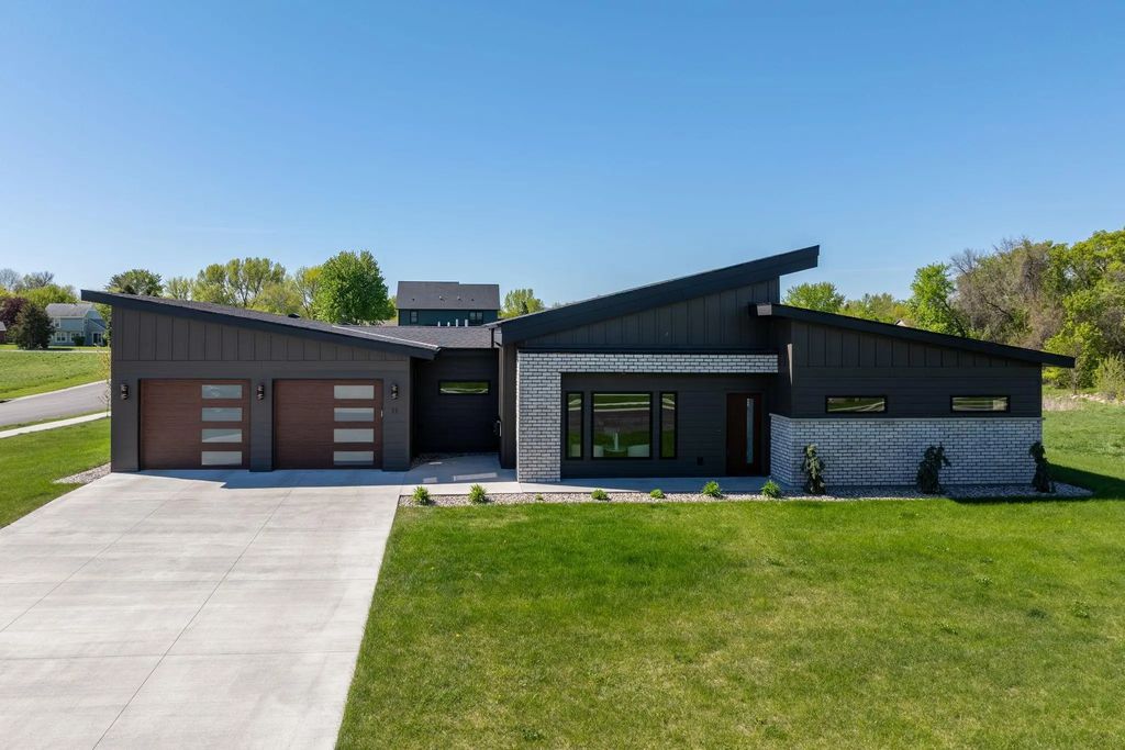 11 South Pointe Court, North Mankato