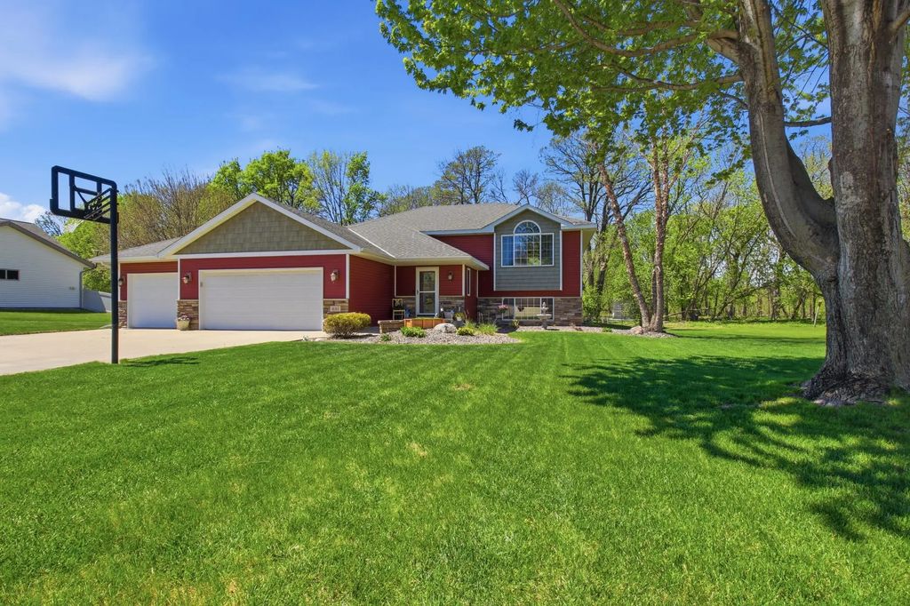 681 W River Drive, New London