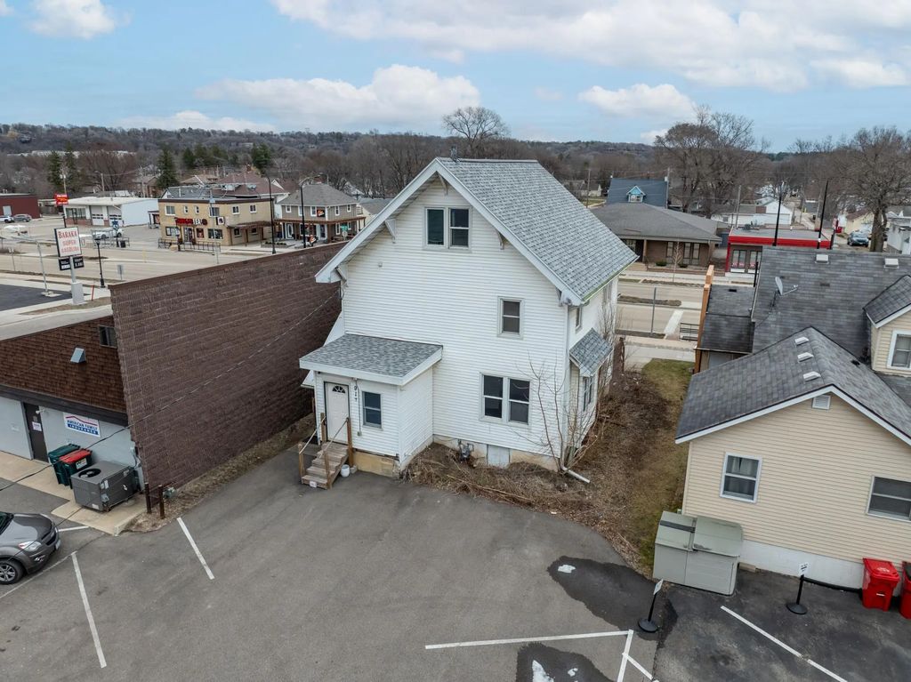 917 Broadway Avenue N, Rochester