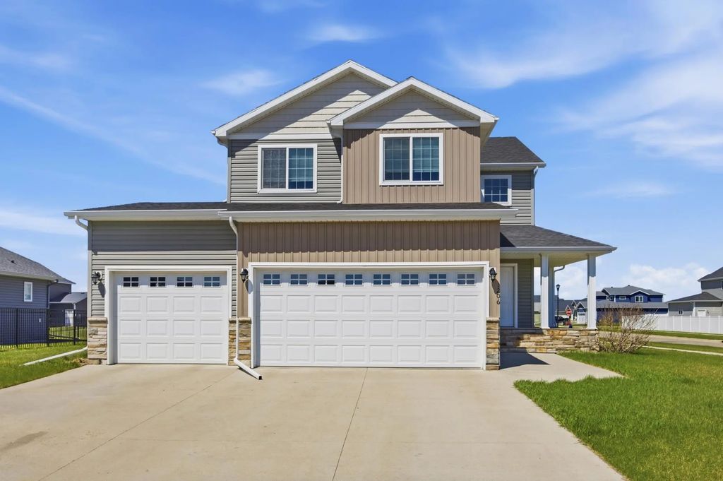 1206 Commander Drive W, West Fargo