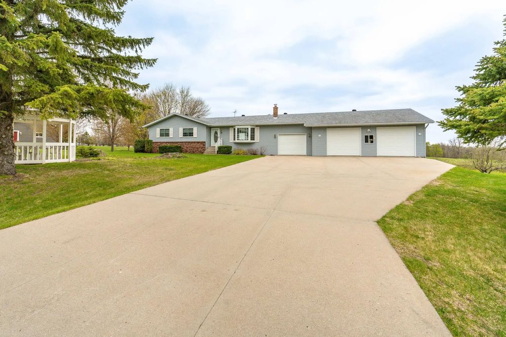 16990 River Oaks Boulevard, Fergus Falls