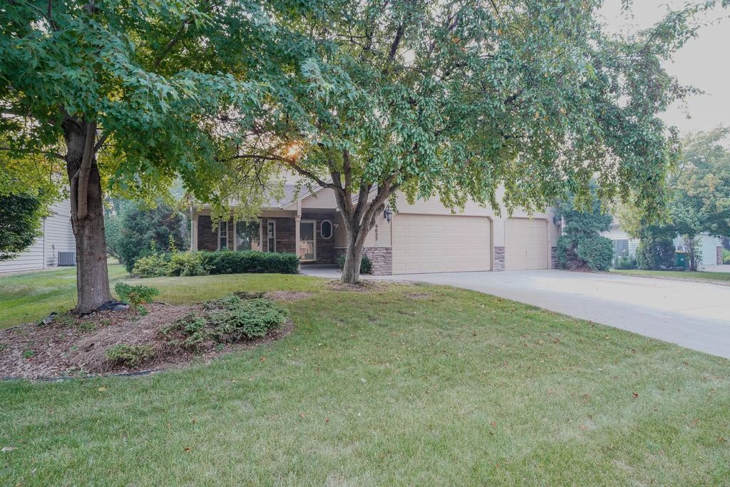 9023 Nantwick Ridge, Brooklyn Park