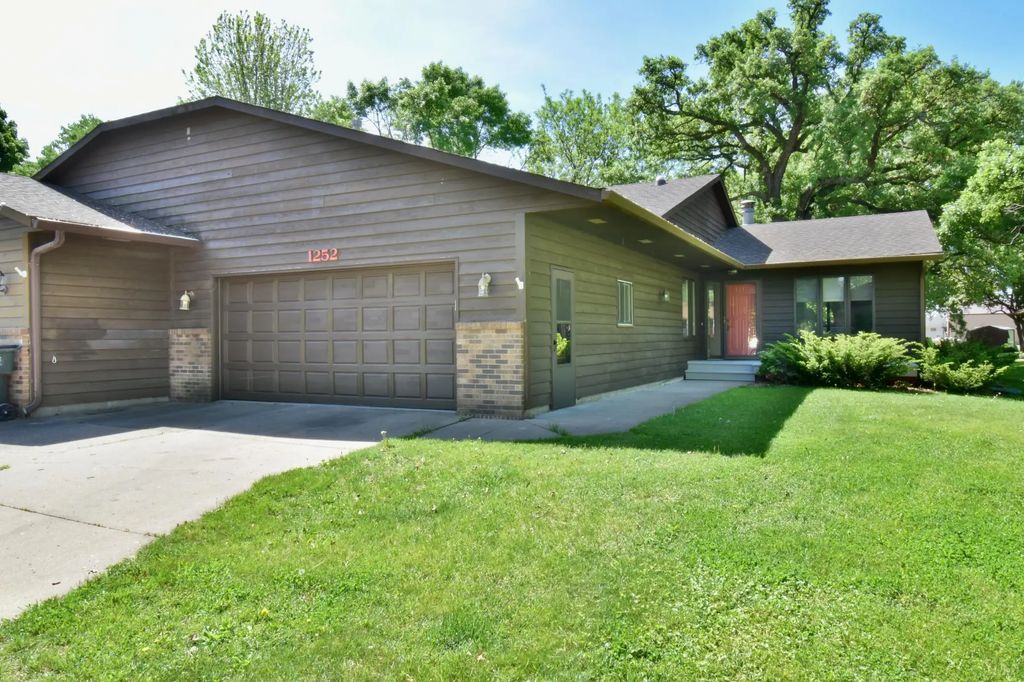 1252 Rolling Oaks Lane Nw, Hutchinson