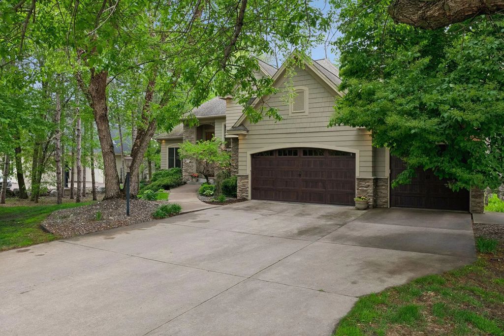 9001 Springwood Drive, Woodbury