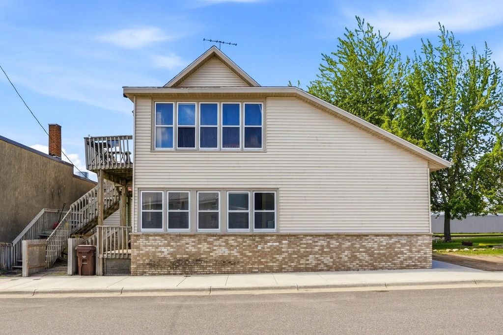 121 1st Street W, Maple Lake