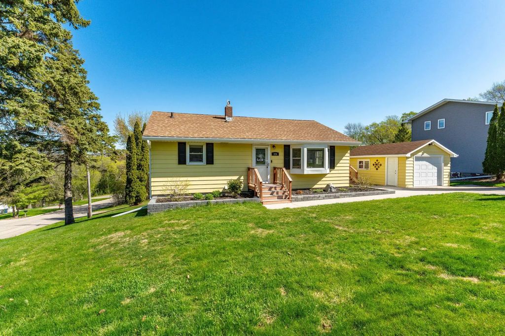 326 W Gustavus Avenue, Fergus Falls